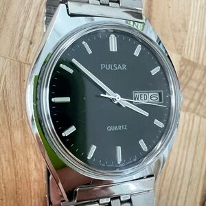 Pulsar mens black dial silver tone dress watch NEW BATTERY